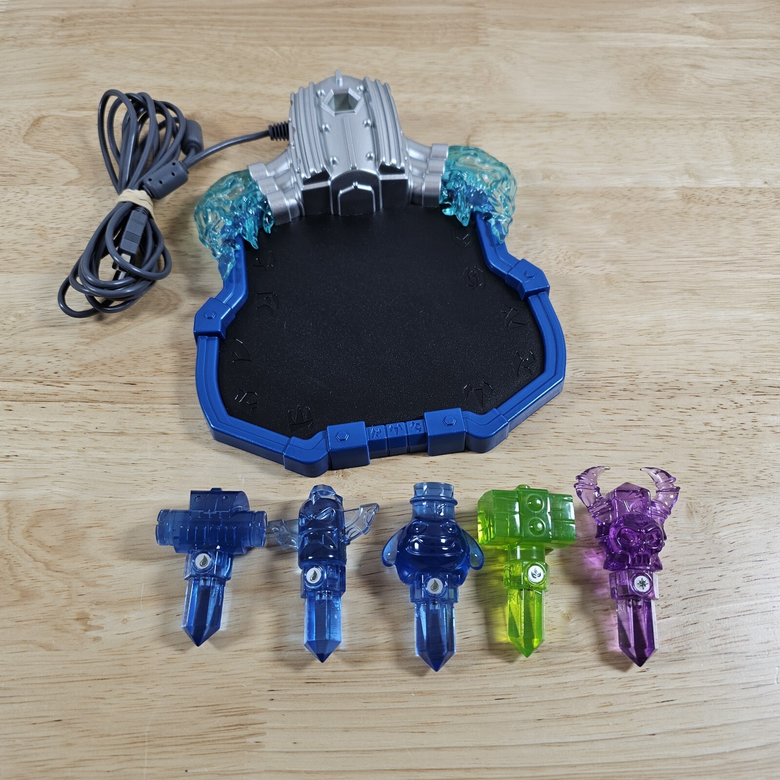 SKYLANDERS PORTAL of POWER 0000655 & 5 TRAP TEAM CRYSTALS