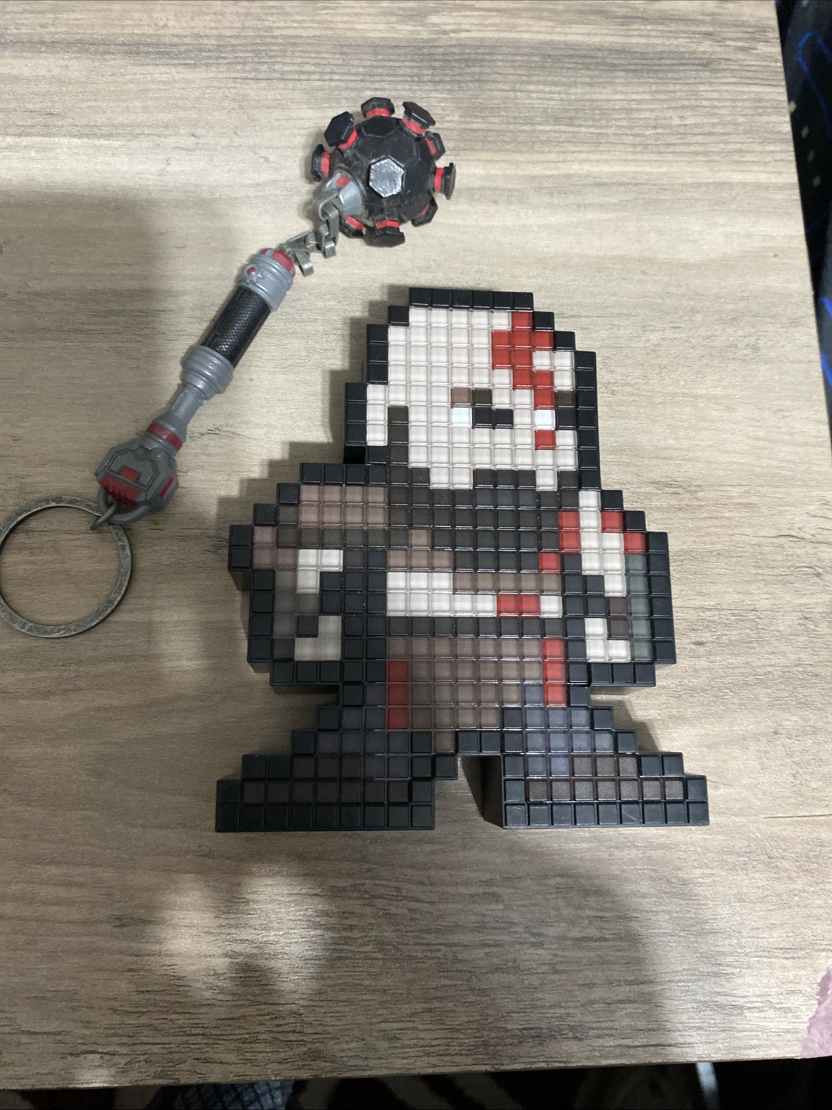 GEARS OF WAR 4 COLLECTOR’S EDITION Keychain & GODS OF WAR PIXEL PALS Lights Up