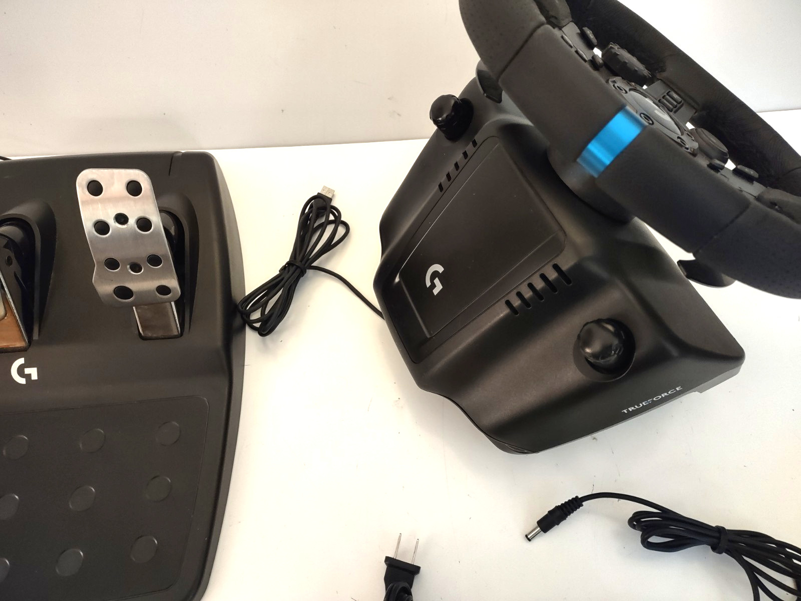 Logitech G923 TrueForce Racing Wheel and Pedals for PS5 PS4 and PC 841-000059