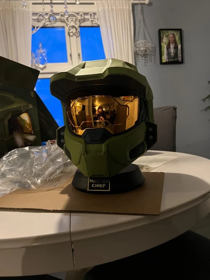 Halo Master Chief Deluxe Helmet with Stand – LED Light | free shipping