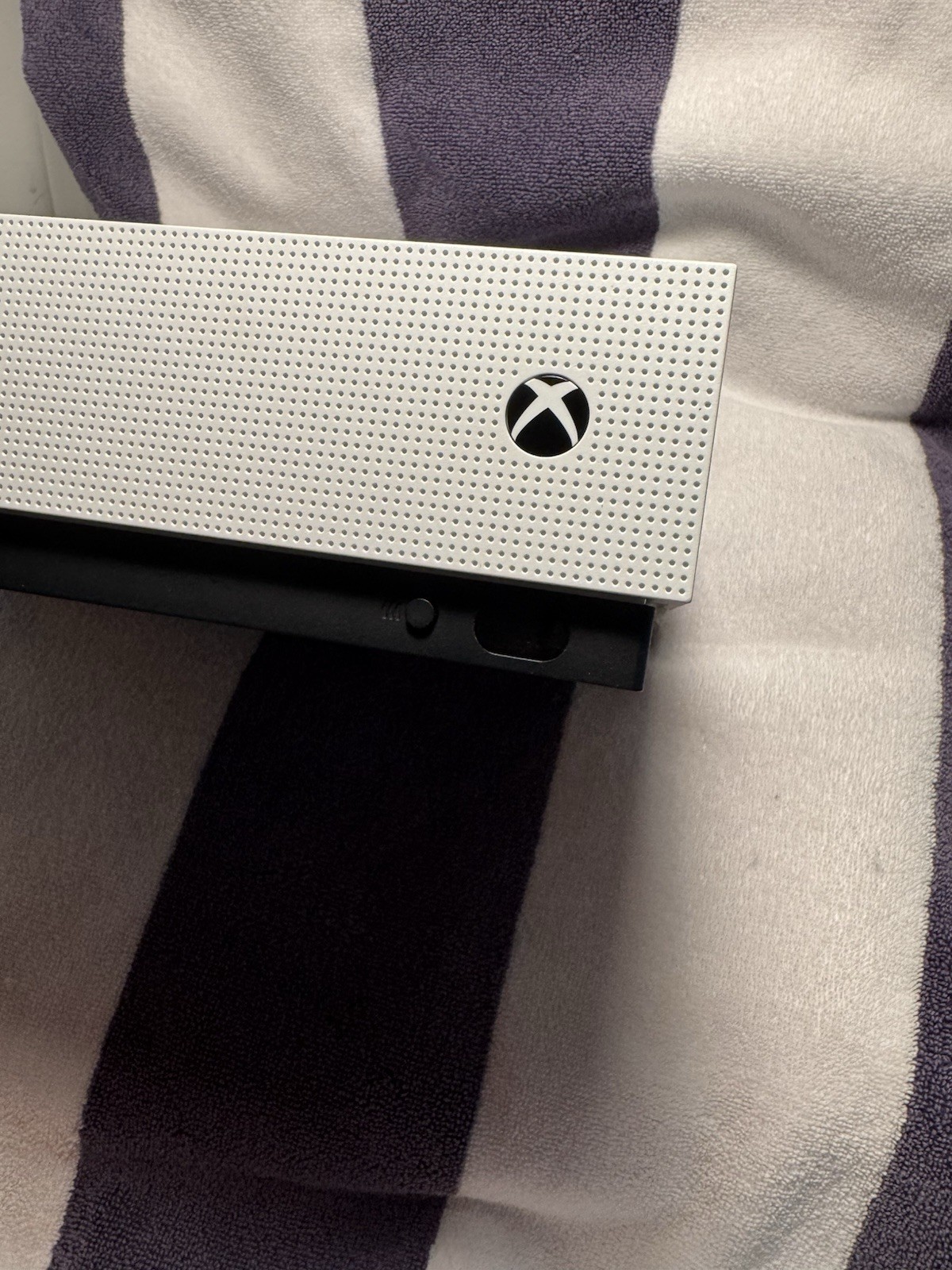 Microsoft Xbox One S 1TB 4K UHD Blu-Ray Compatible White Console MPN 1681