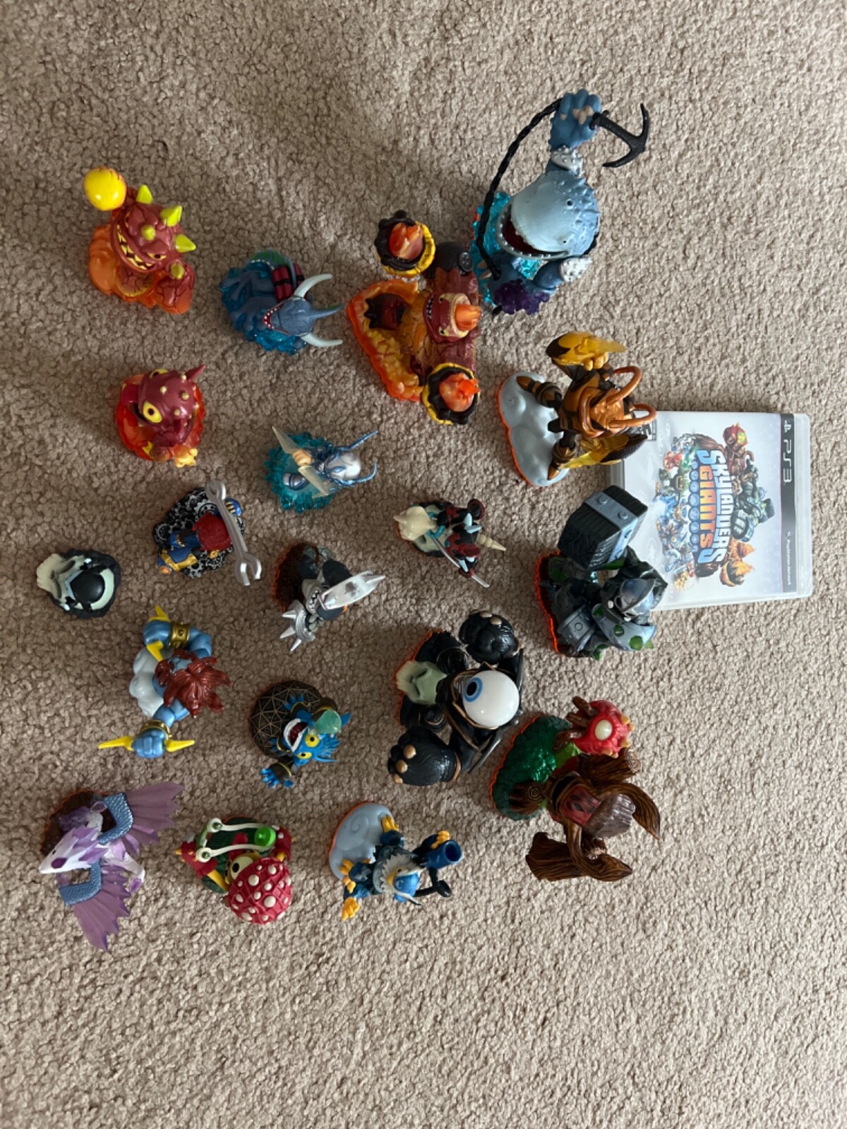 Skylanders Giants – Lot of 19 Figures with game included
