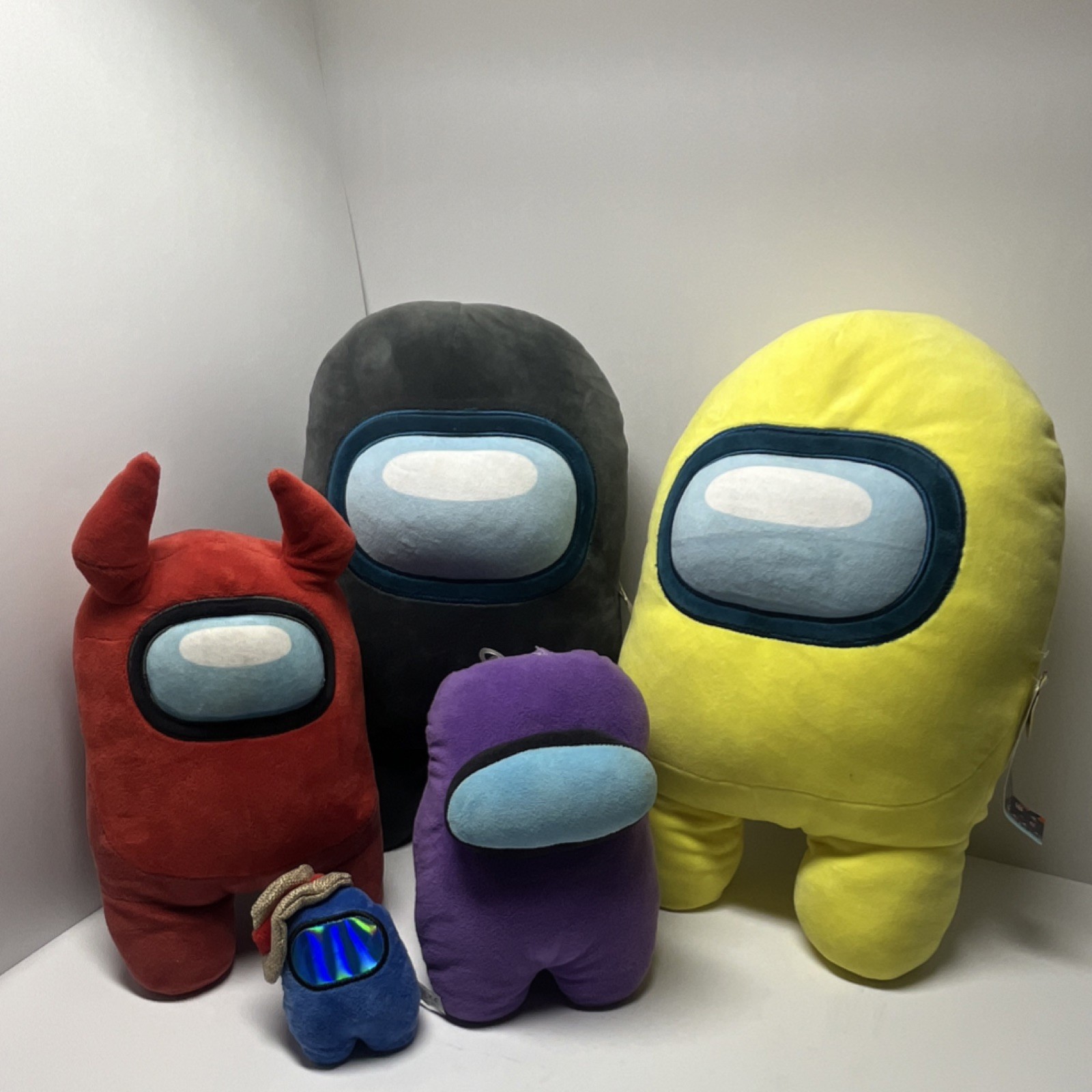 Toikido Among Us Premium Plush Crew Member Doll Set Red Yellow Black Purple Blue