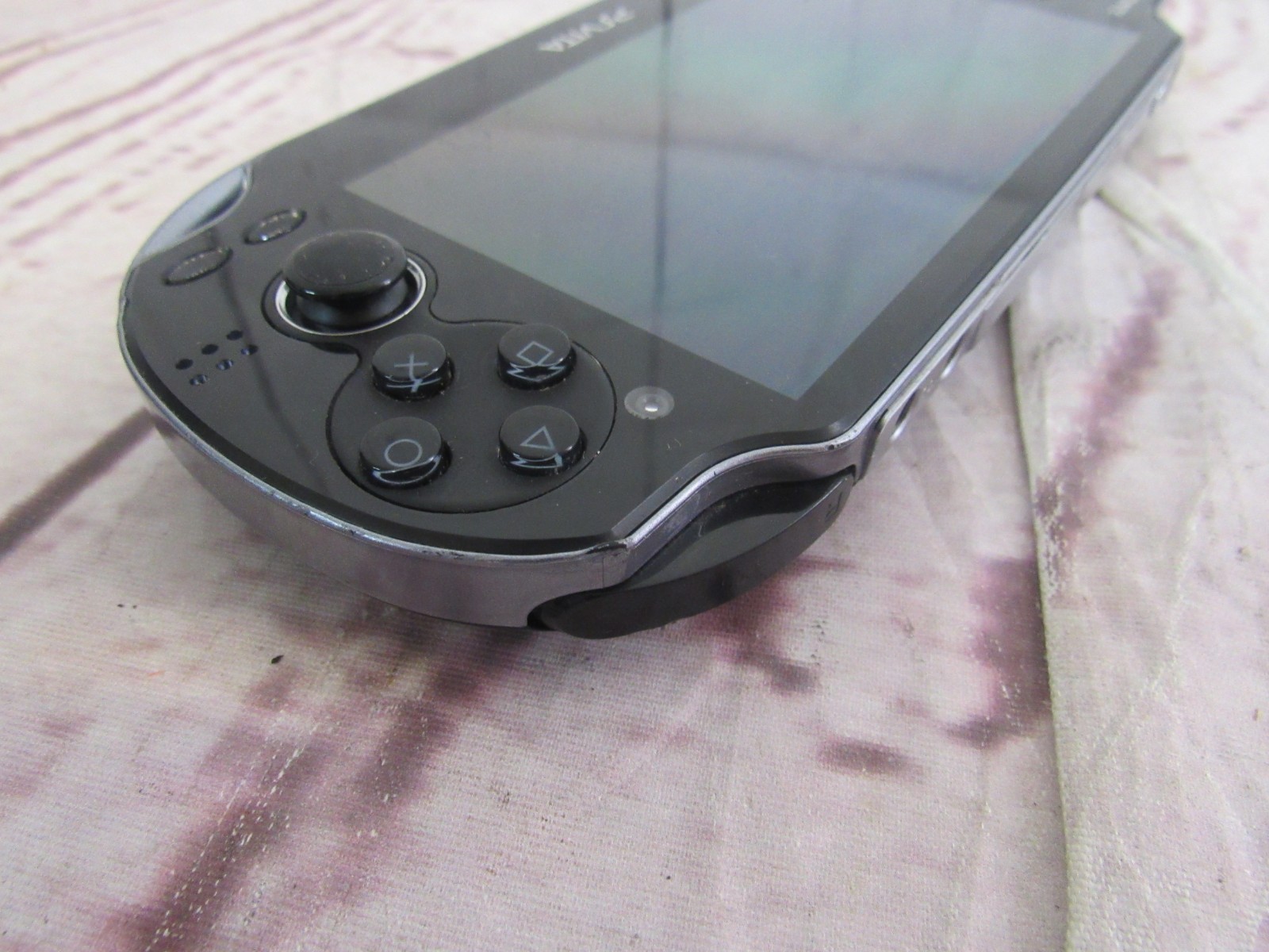 Sony PS Vita PCH-1001 Console w/Charger and Mortal Kombat Cart, *TESTED*