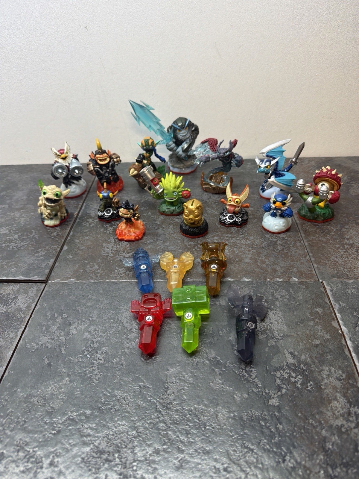 Skylanders Character Figure Lot trap team and 6 keys
