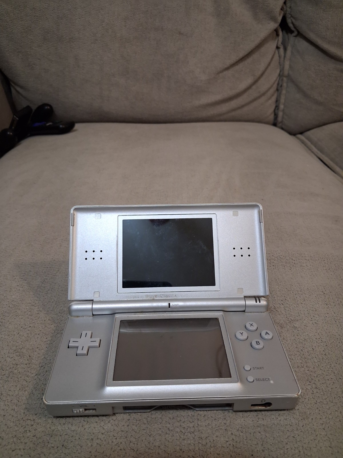 (DAMAGED, READ DESCRIPTION) Nintendo DS Lite Silver Handheld (NO STYLUS)