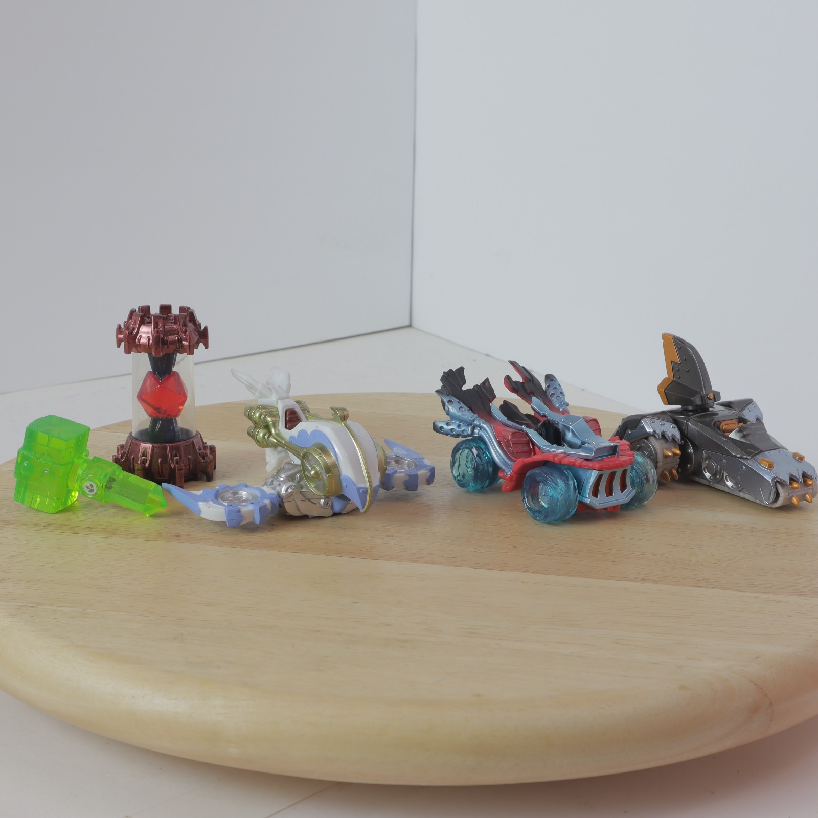 Skylanders Mixed Lot of 22 Figures, Vehicles and Magic Items – Mostly Untested
