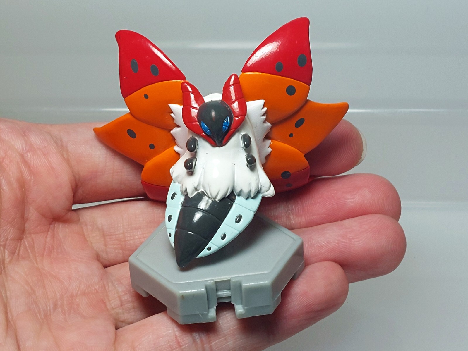 Volcarona Pokemon Moncolle Plus Figure Takara Tomy 2011 Toy Japan E08 2in