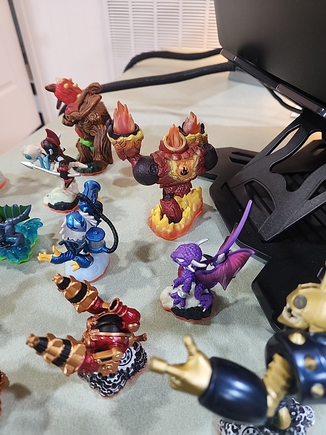 Activision Skylanders Giants Lot of 16 With Carrying Bag and Portal!