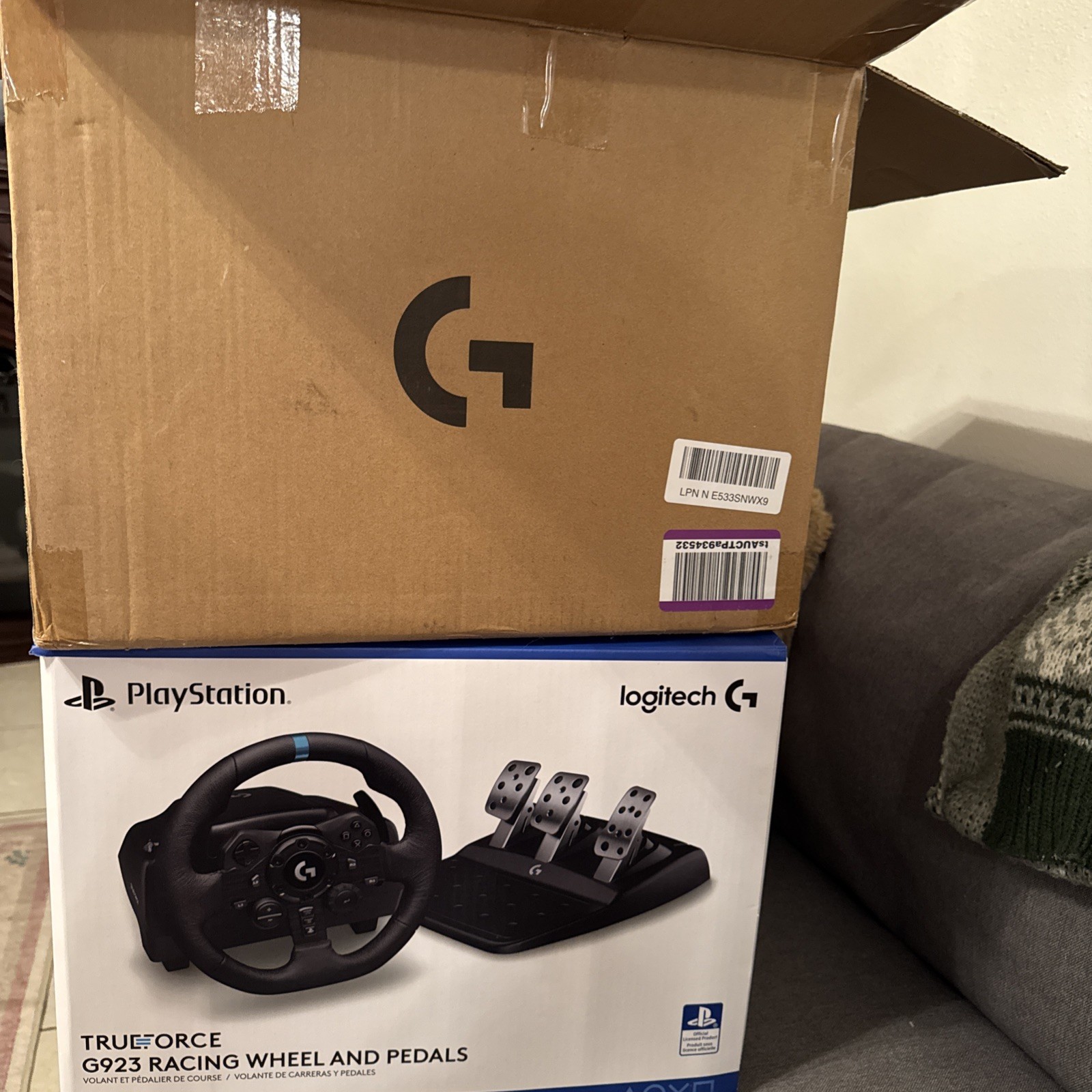 Logitech G923 Racing Wheel and Pedals, TRUEFORCE PS5, PS4, PC, Mac – 941-000147