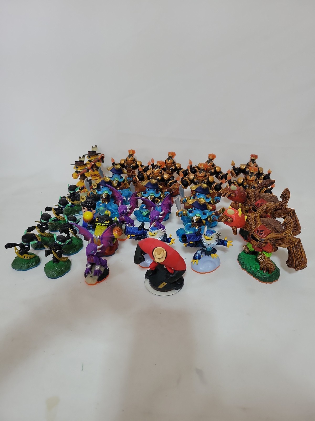Activision Skylanders – Bulk Lot of 30 + Figures