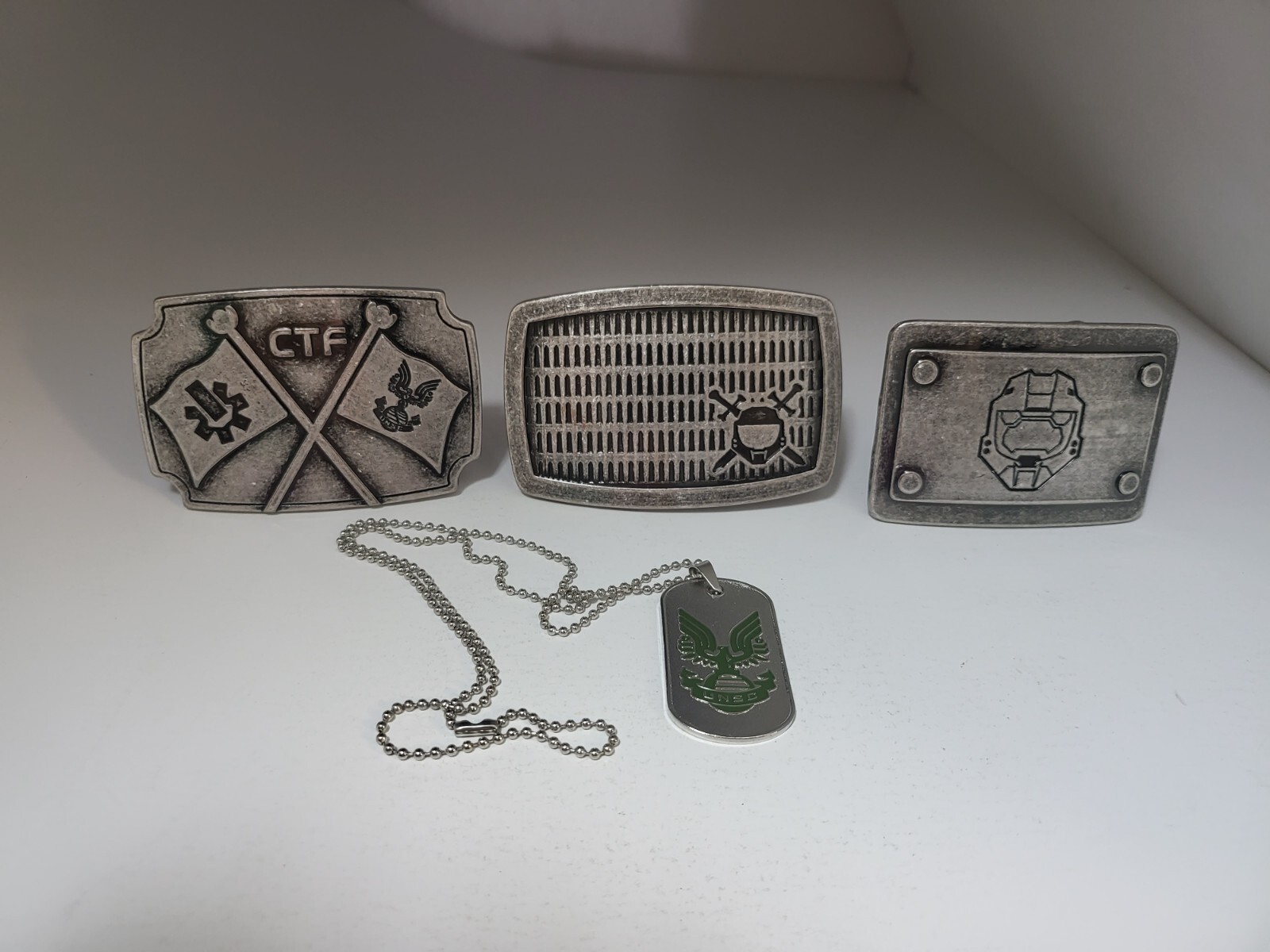 2 HALO INFINITE DOG TAG + 3 HALO METAL BELT BUCKLES SPARTAN/CTF/2 SWORDS SHIELD