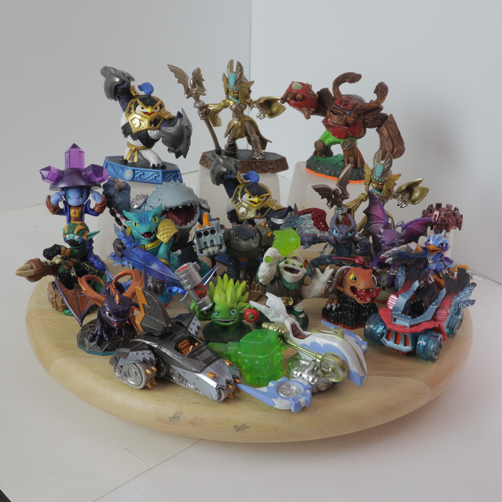 Skylanders Mixed Lot of 22 Figures, Vehicles and Magic Items – Mostly Untested