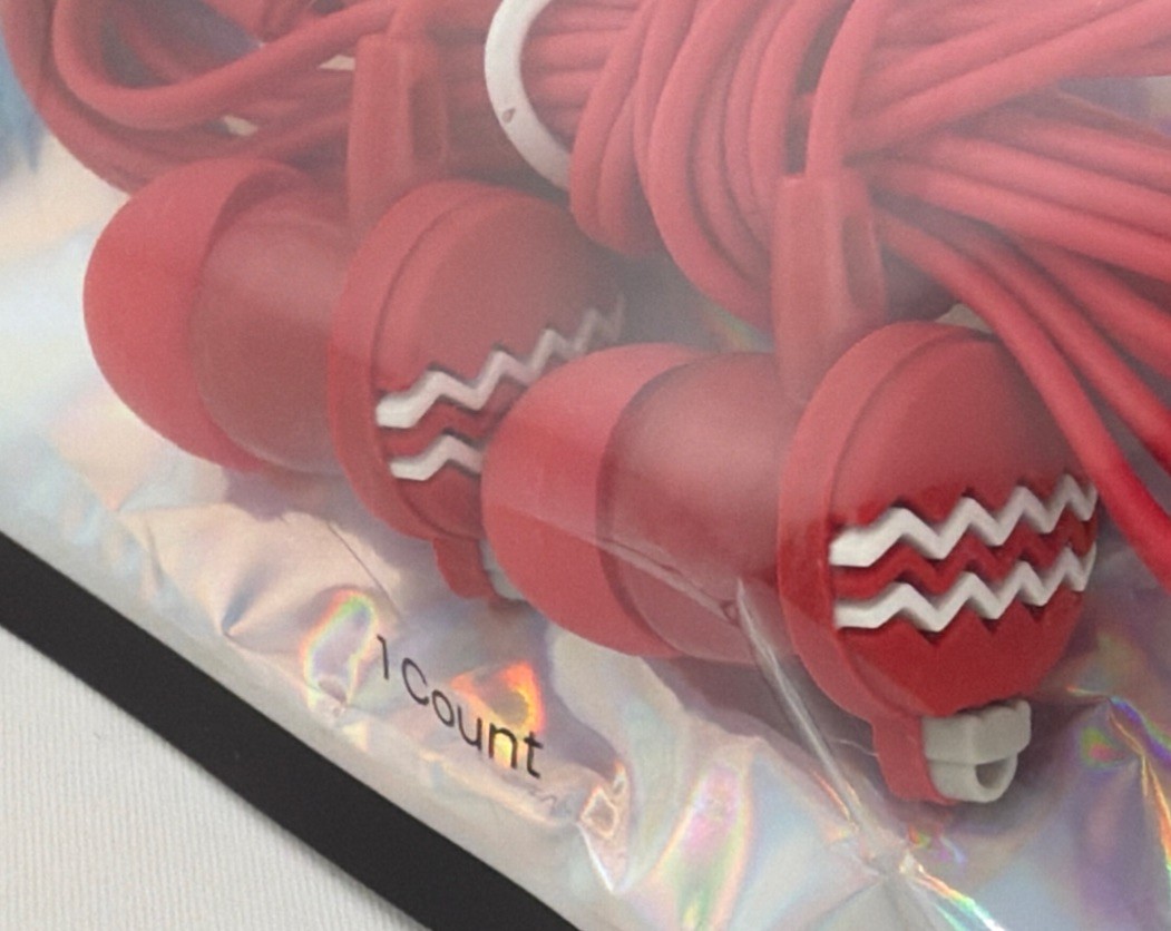 Universal 3.5mm Wired Earbuds Stereo Headphones In-Ear AUX Earphones Red Ornamen