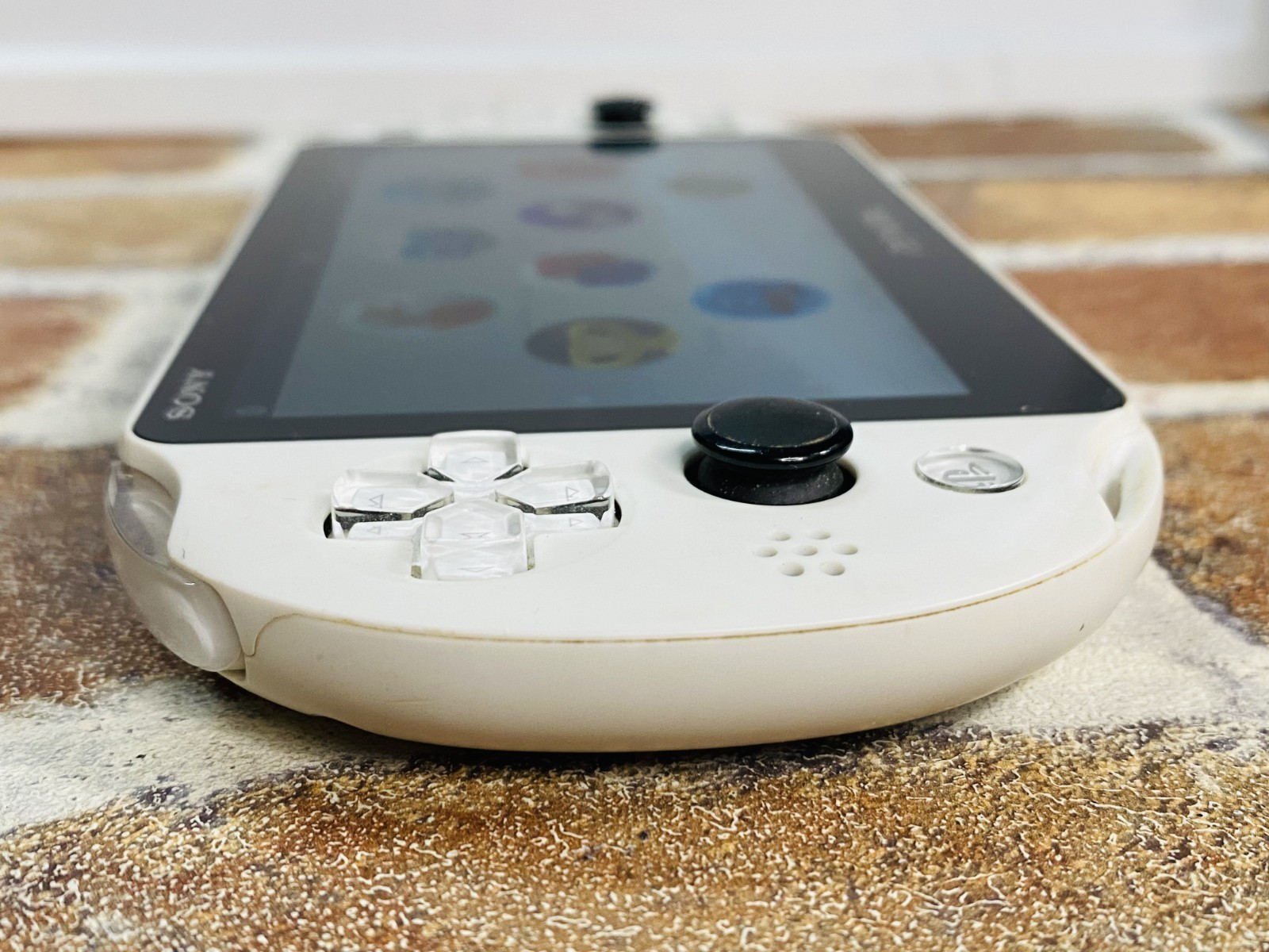PS Vita Glacier White PCH-2000 SONY PlayStation Japan 8GB Charger Tested DDP