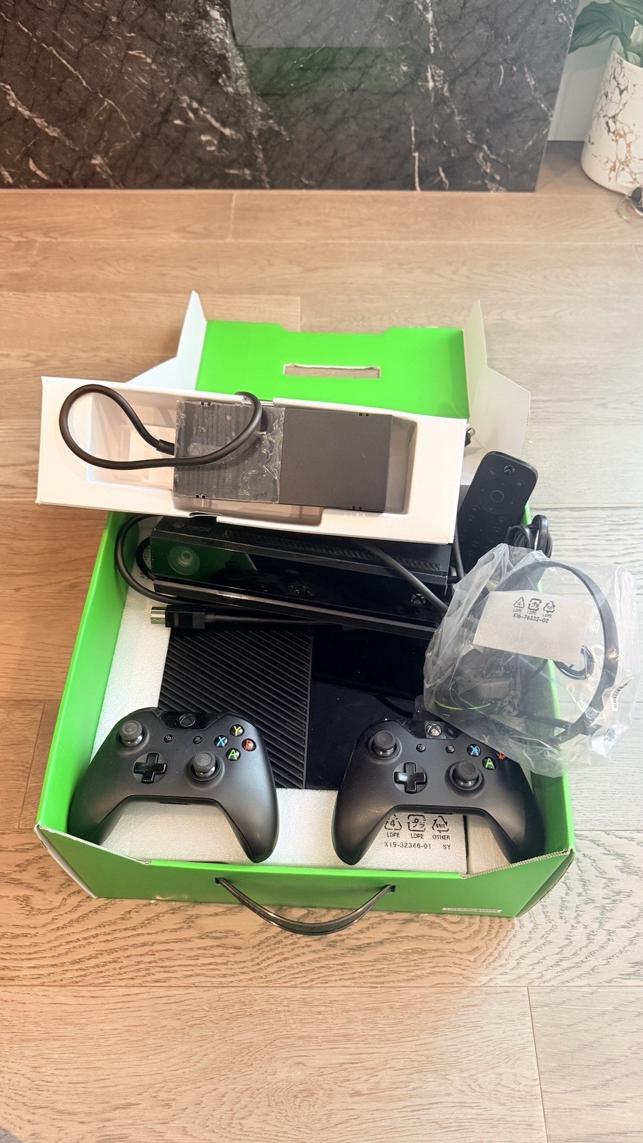 Microsoft Xbox One 500GB Kinect Black w/ Box 2 Controllers PSU Cables