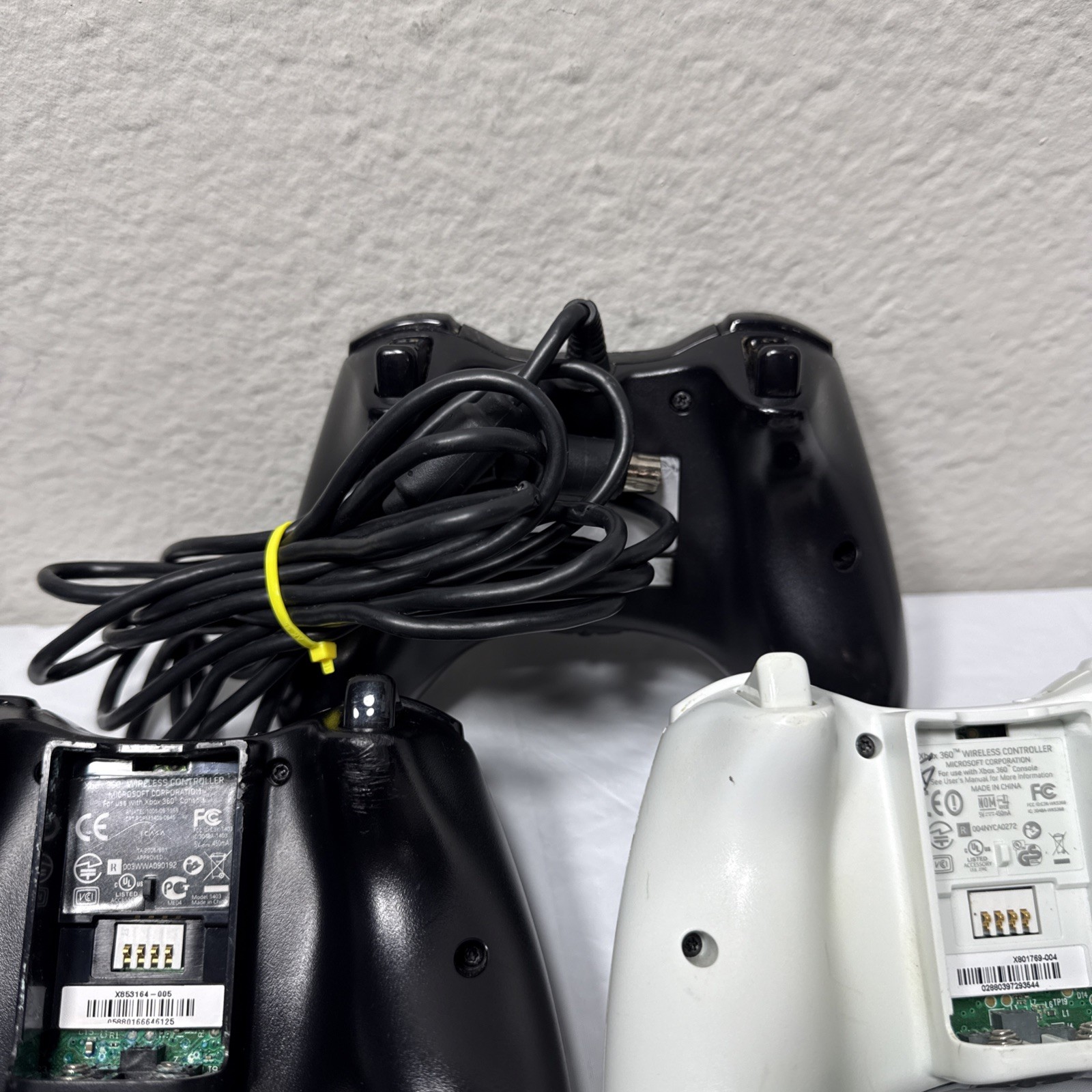 Lot of 6 OEM Microsoft Xbox 360 Controllers Five Wireless And One Wired