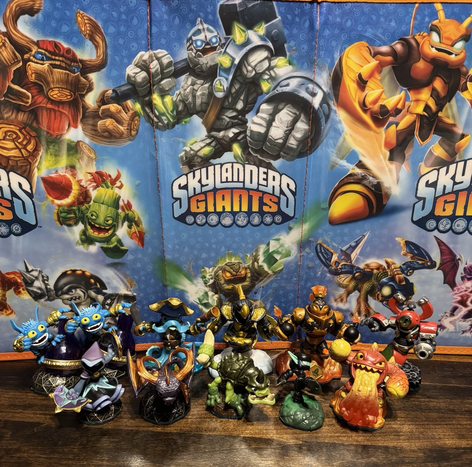 Skylanders Collection 11 Figures , travel bag and copy of game