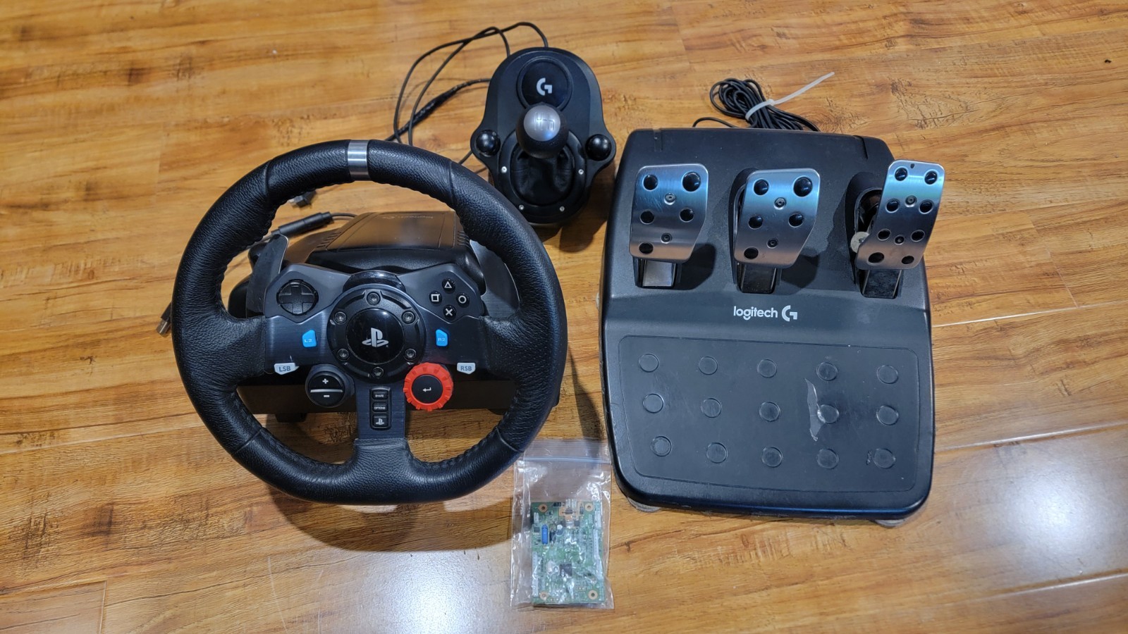 Logitech G29 Driving Force Racing Wheel With Shifter – WHEEL NEEDS NEW MAINBOARD