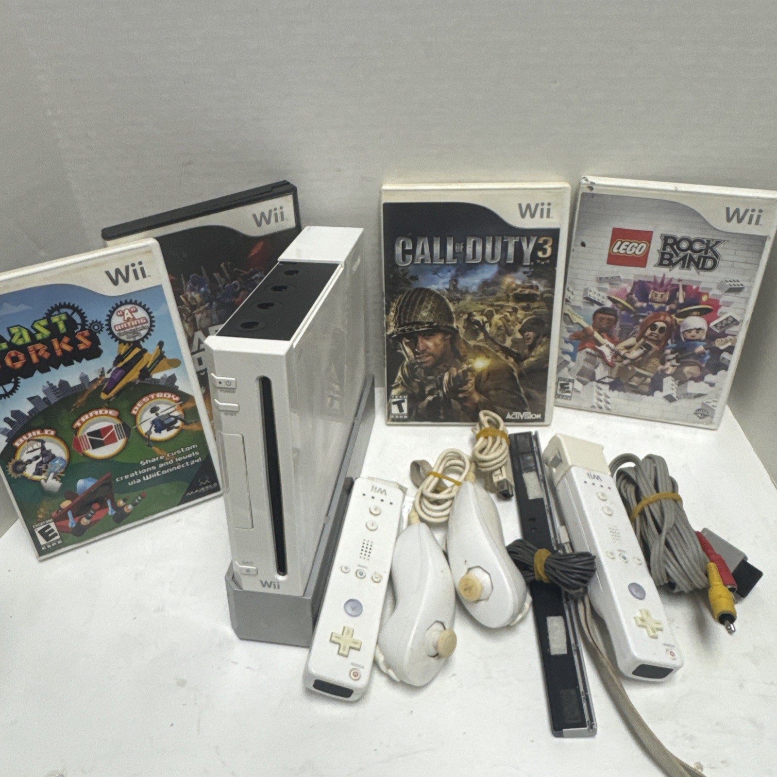 Nintendo Wii Console RVL 001 Bundle 2 Controllers With 4 Nintendo Wii Games