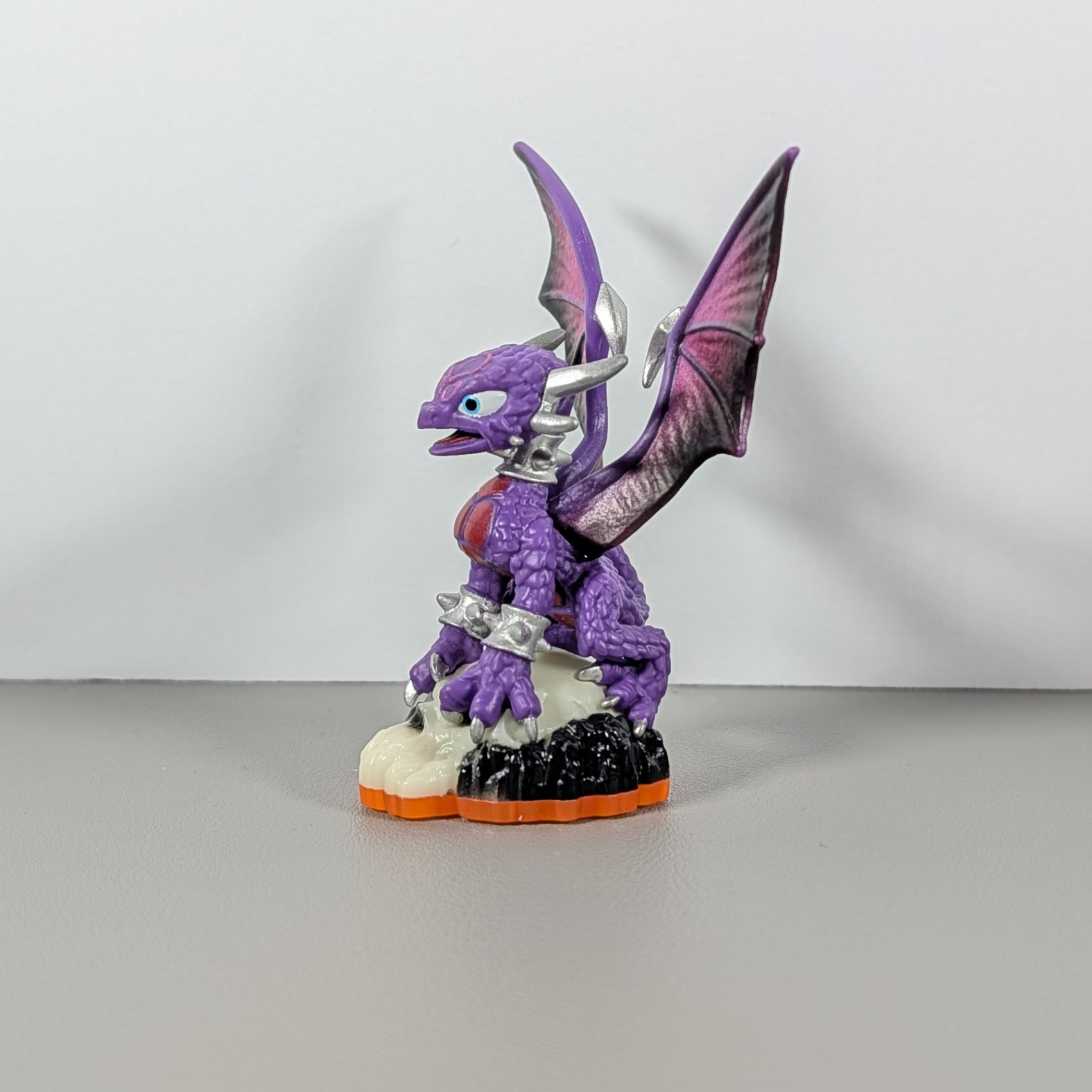 Skylanders Giants Figure – Cynder (Orange Base)