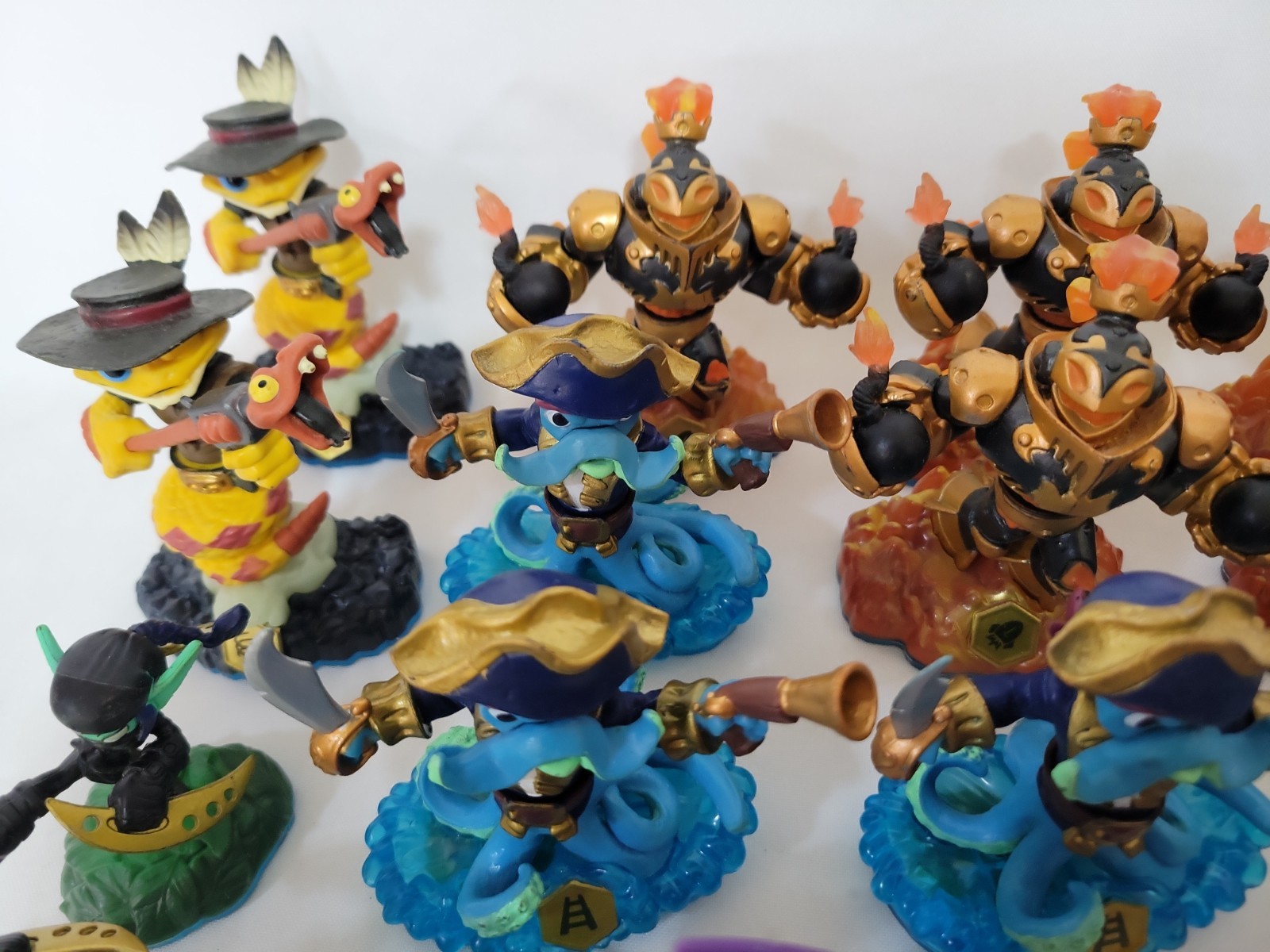 Activision Skylanders – Bulk Lot of 30 + Figures