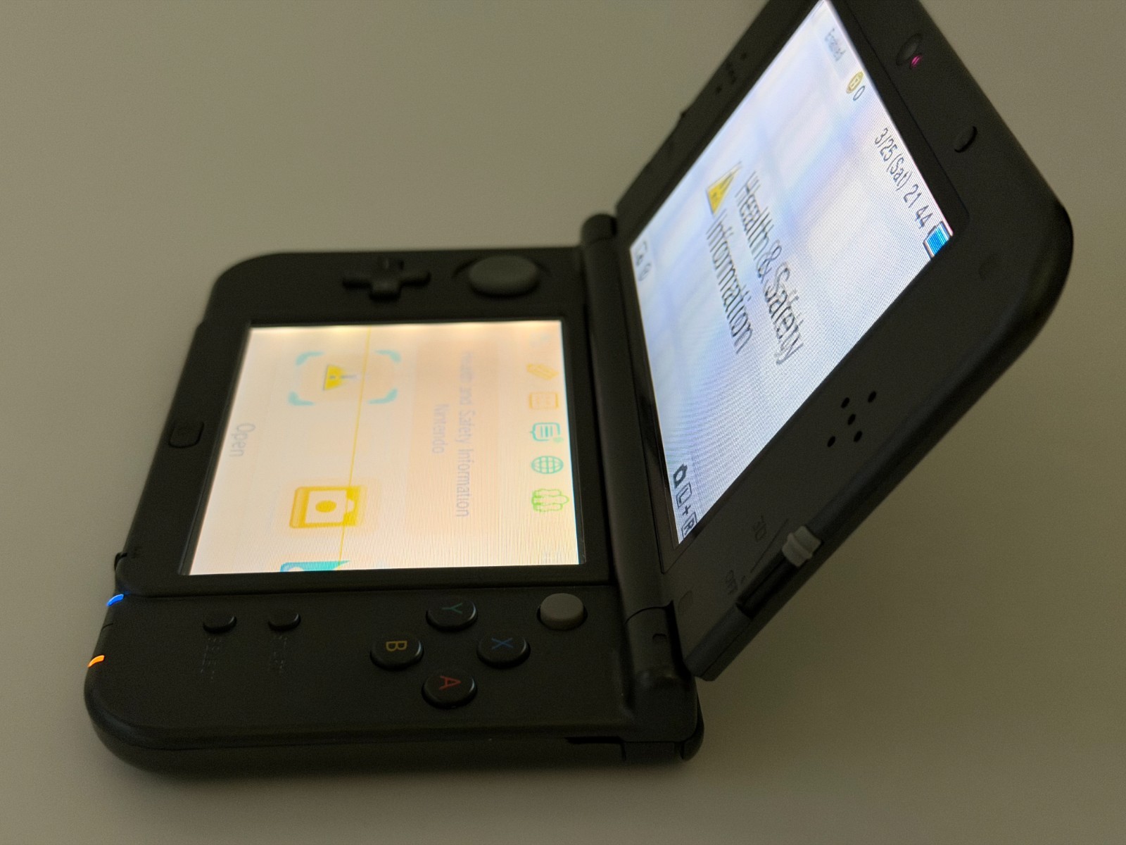 Nintendo New 3DS XL Metallic Black Handheld System *Screen has Yellow Line*