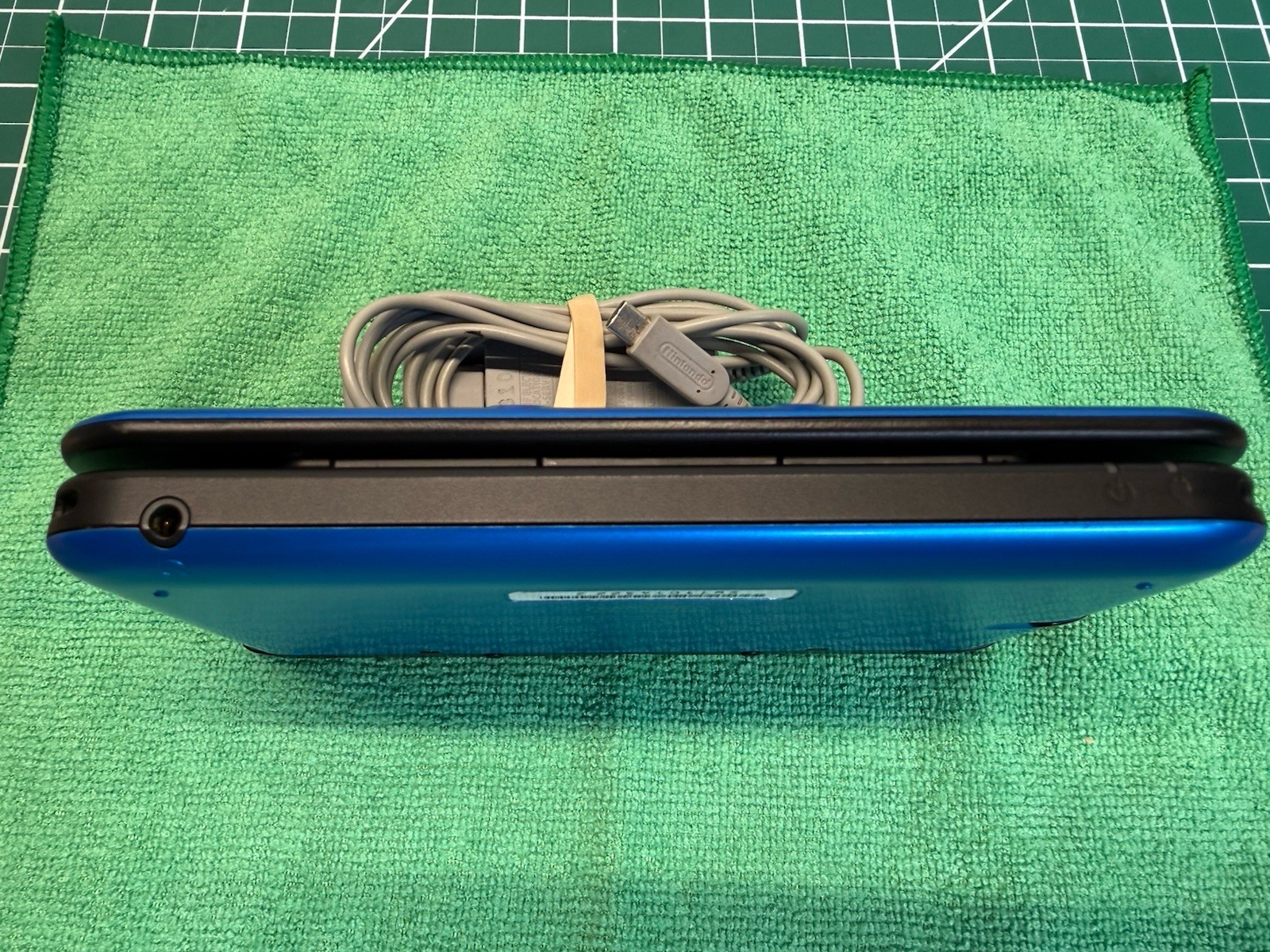 Nintendo 3DS XL Blue/Black Handheld Console w/ Charger Very Nice! Ships Free!