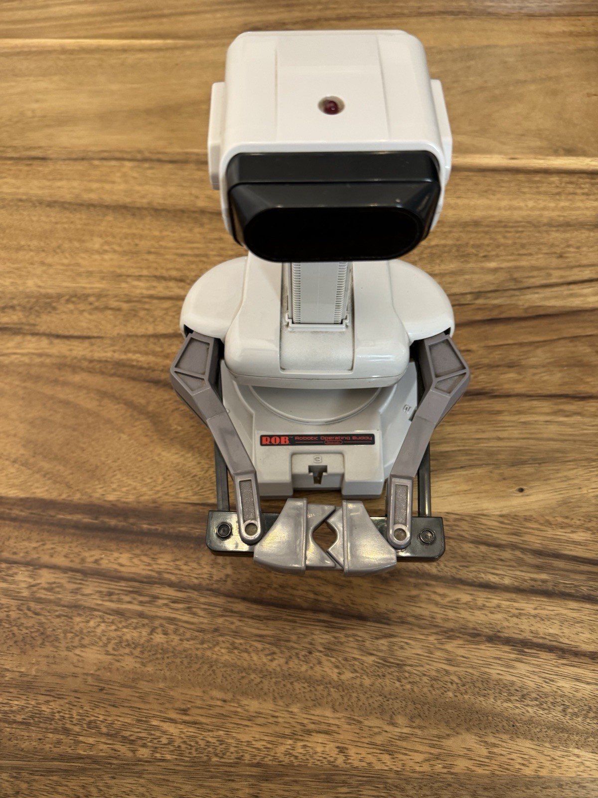 Nintendo R.O.B ROBOTIC OPERATING BUDDY ROBOT NES 1985 Powers on with Gyromite