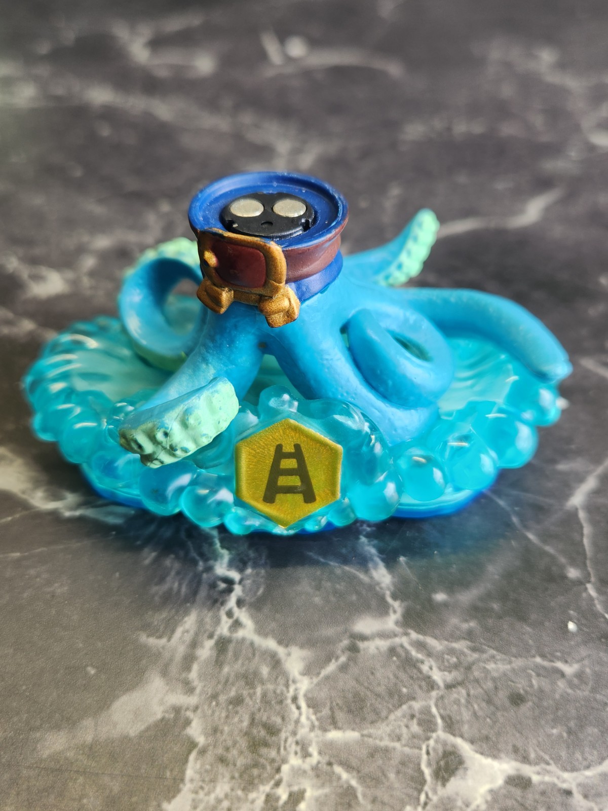 Lot Of 15 Assorted Skylanders Figures W/ Green Carrying Case Swap Force/Disney.