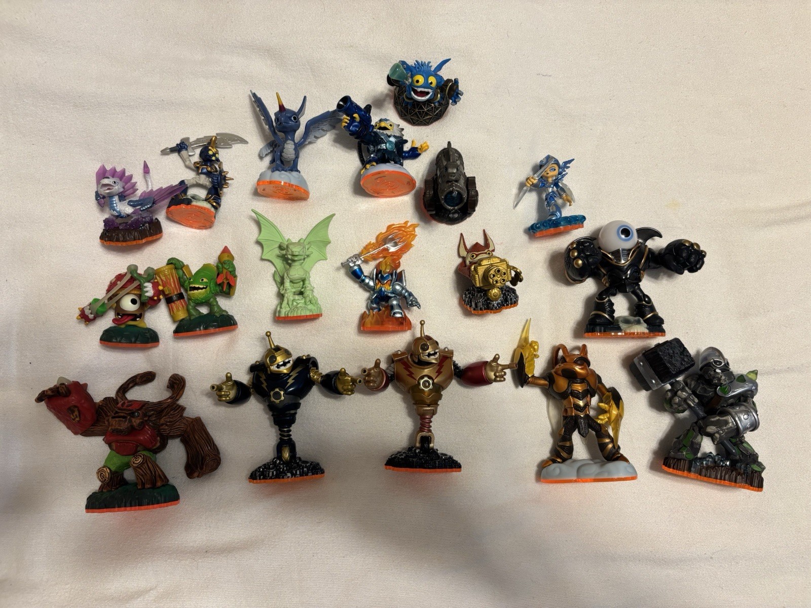 2012 Activision Skylanders Giants Carrying Case W/Dividers & 18 Action Figures