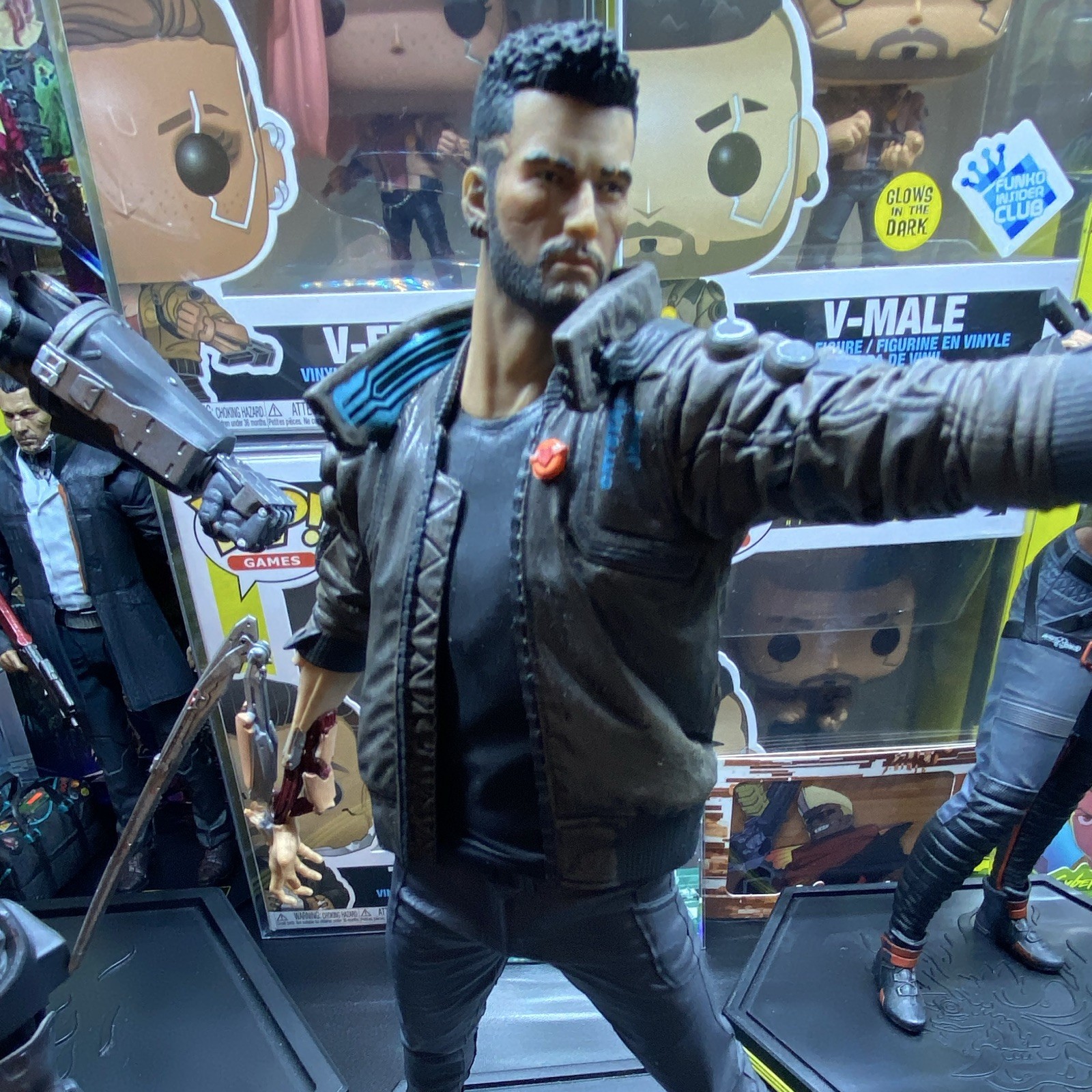Cyberpunk 2077 V Statue dark horse w/ Display Base and box
