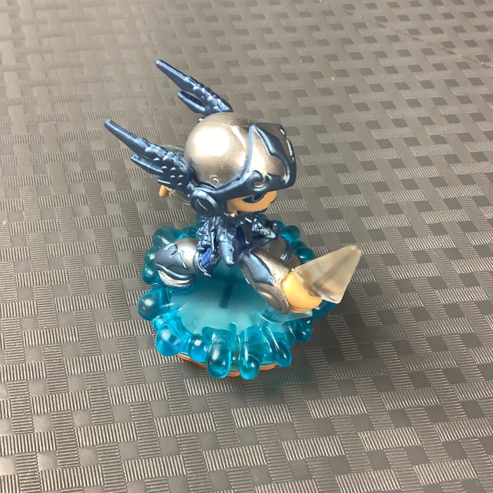 SKYLANDERS GIANTS LIGHTCORE CHILL FIGURE – WATER ELEMENT – Authentic!