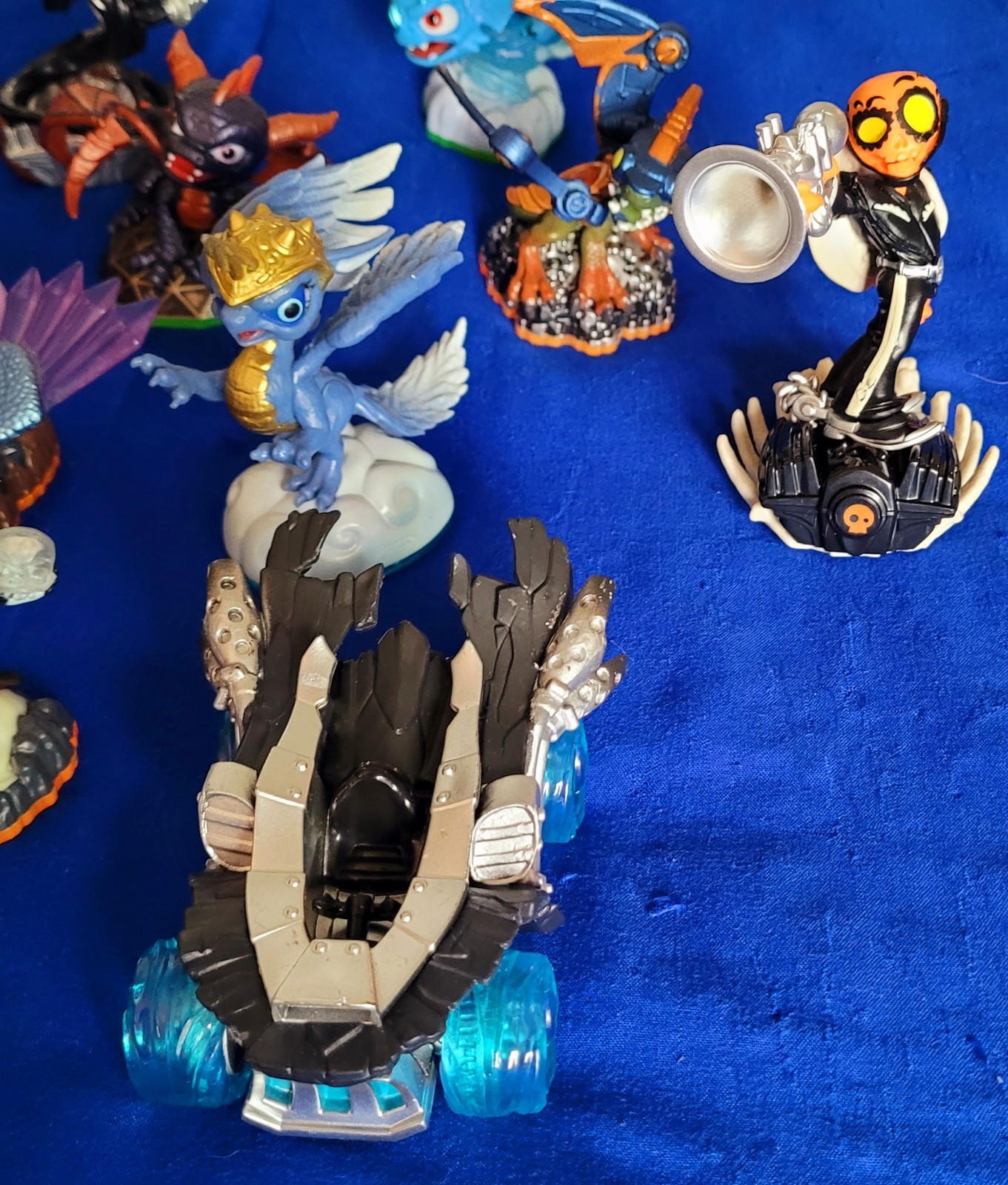 15 Assorted Skylander Figures And 3 Vehicles