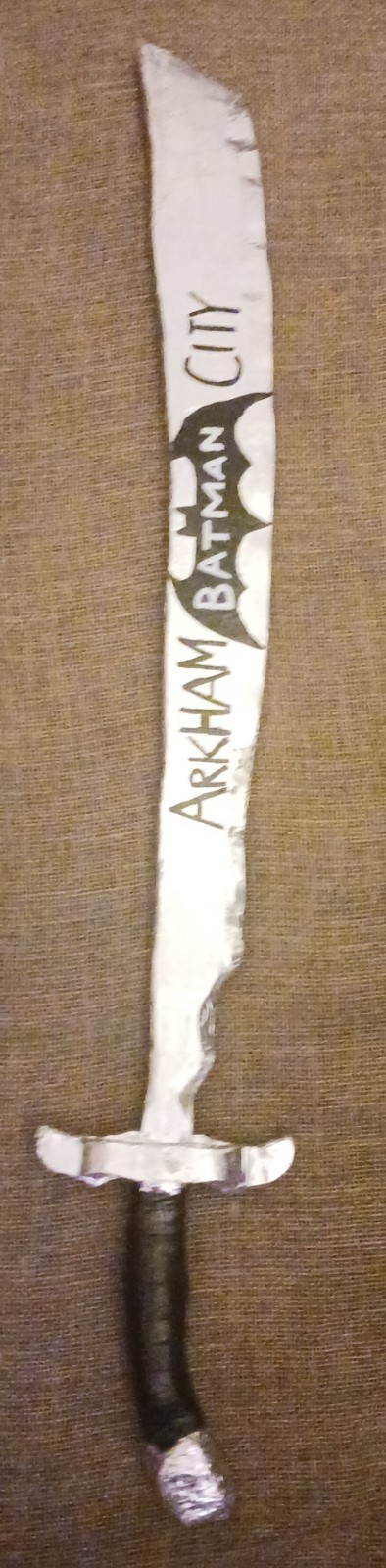 BATMAN ARKHAM CITY – Ra’s Al Ghul Sword Wall Decoration With Game Title On Blade