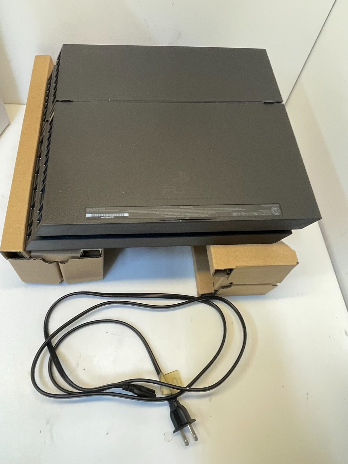 r71- Sony PlayStation 4 PS4 Console Only Original box Black CUH-1215A