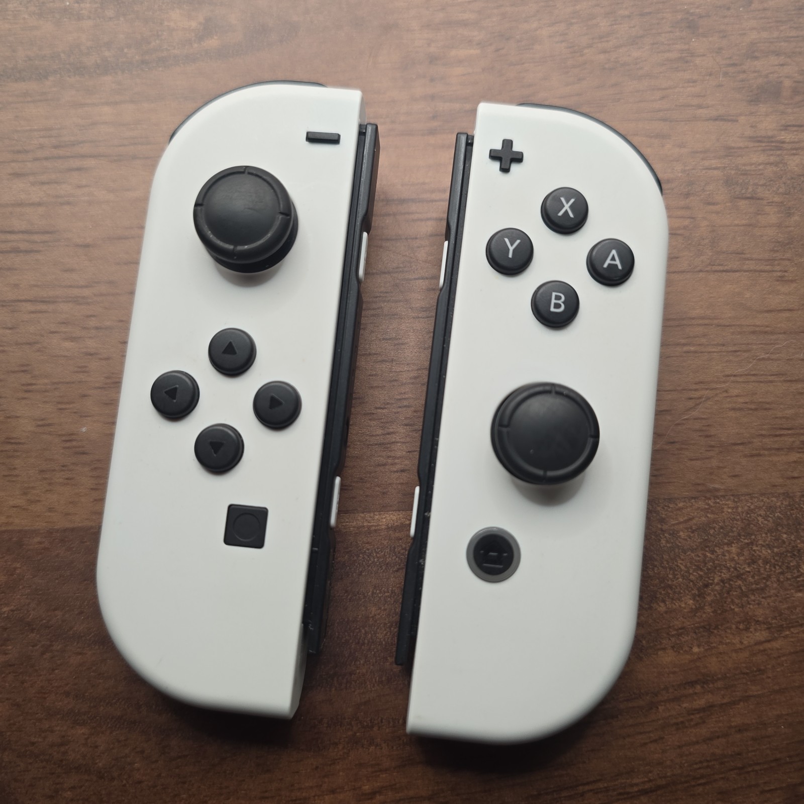 Nintendo Switch OLED – 64GB – White console & joycons With Box And 2 Games