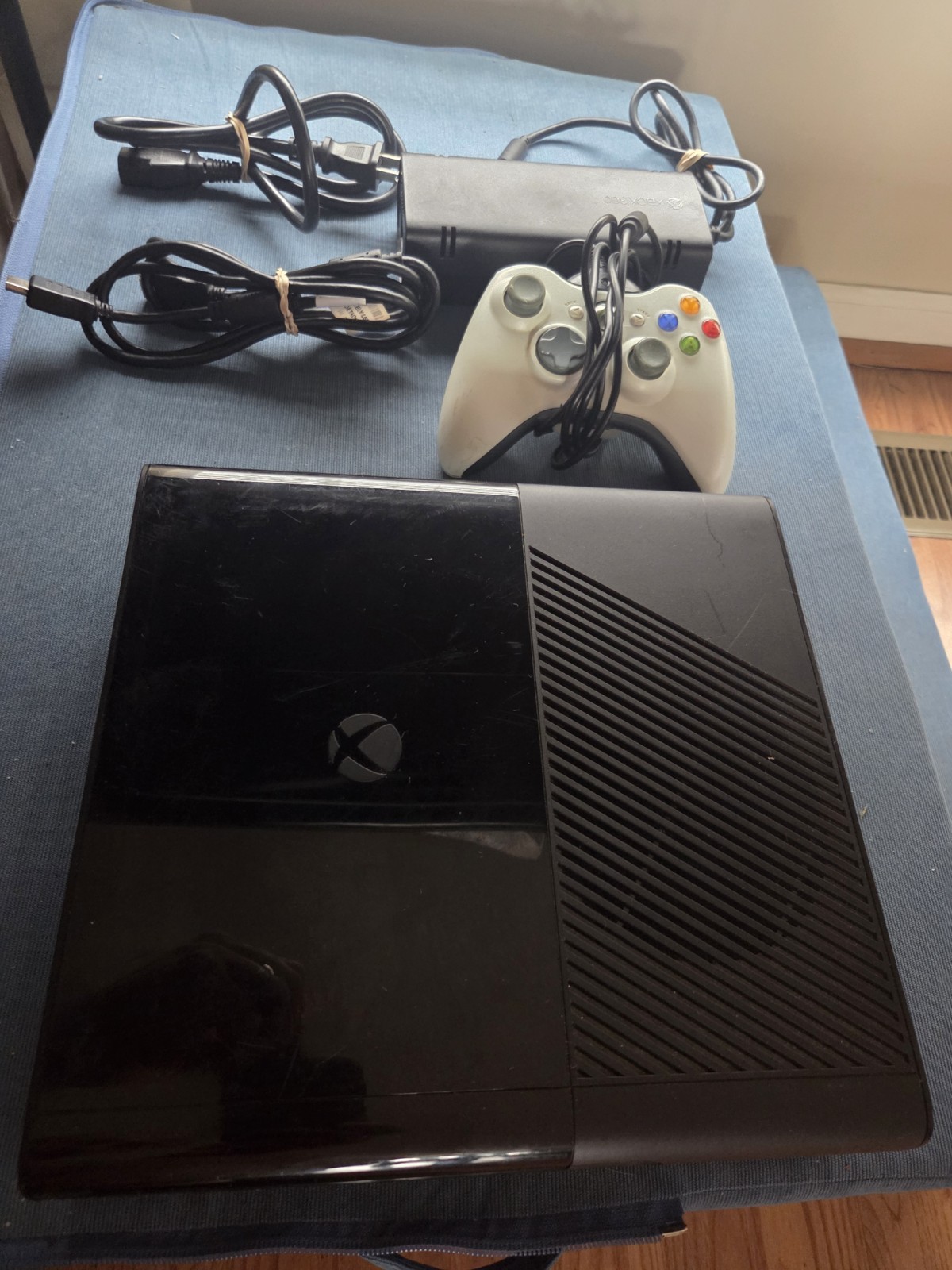 Microsoft Xbox 360 E #1538 4GB HDMI 1080p W/ Controller, Power Adapter & Hdmi
