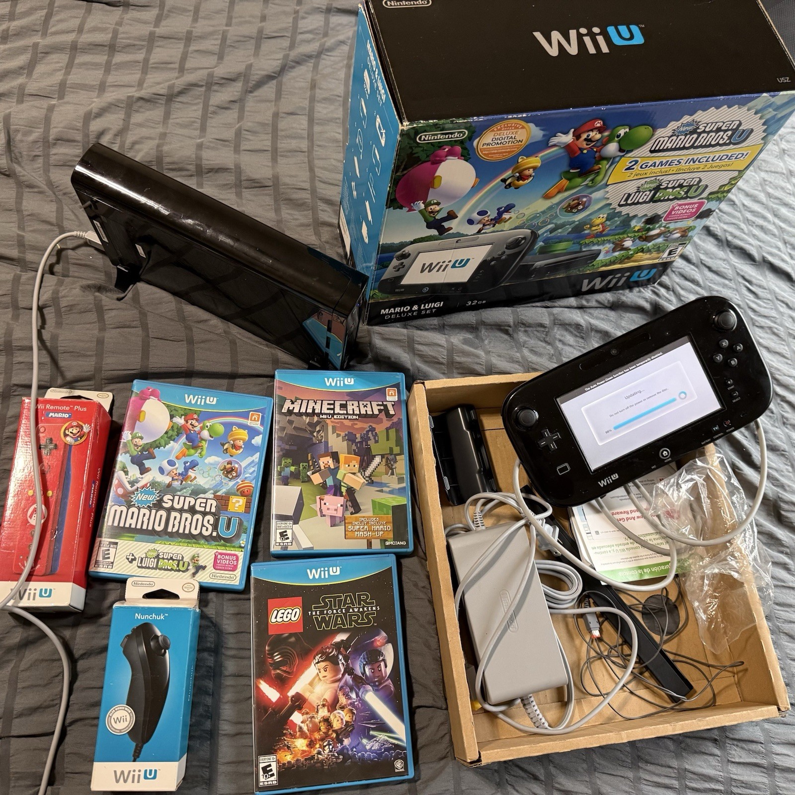 Nintendo Wii U 32GB Console Bundle GamePad Remote Plus Nunchuk NTSC-U/C