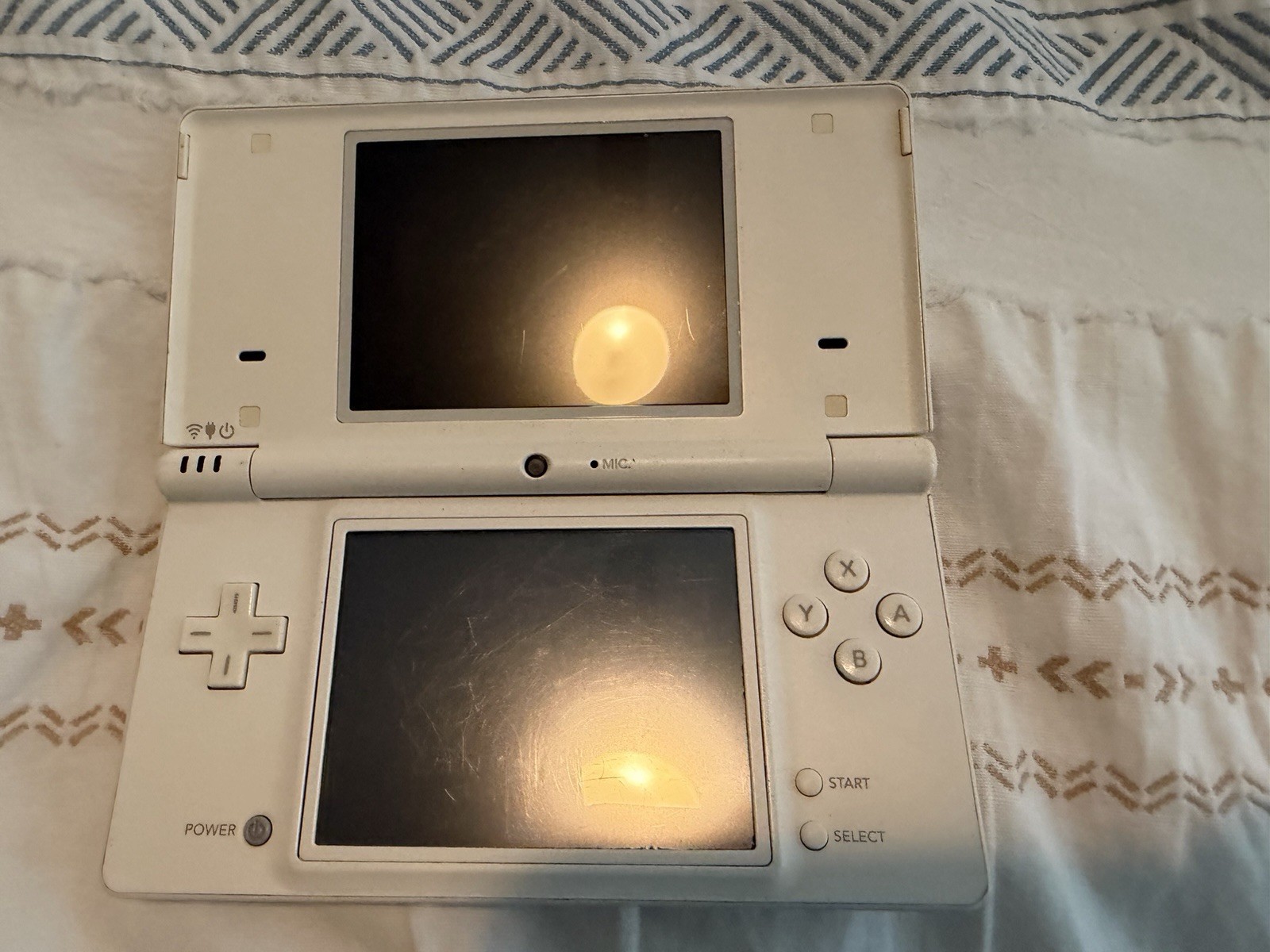 Nintendo DSi TWL-001(JPN) White Handheld System NTSC-J Touchscreen 256MB