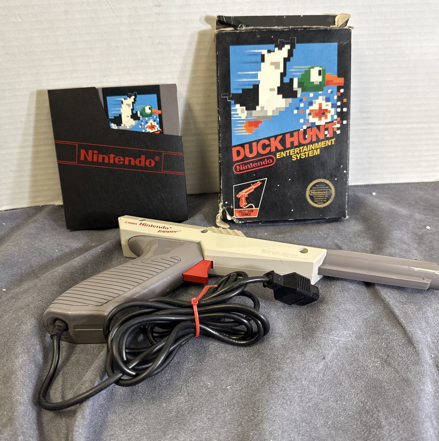 Duck Hunt (Nintendo NES, 1985) IN BOX (MISSING MANUAL) W/ Gray Zapper