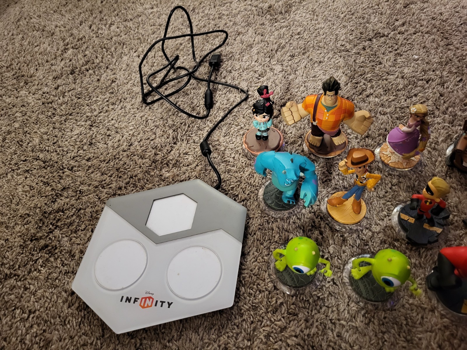 Disney Infinity Lot Figures+ Xbox 360 Pad – Cars, Monsters Inc Toy Story Pirates