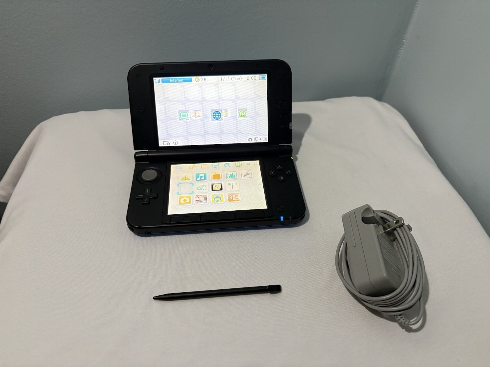 Nintendo 3DS XL Light Blue– Tested & Working With Charger And Stylus