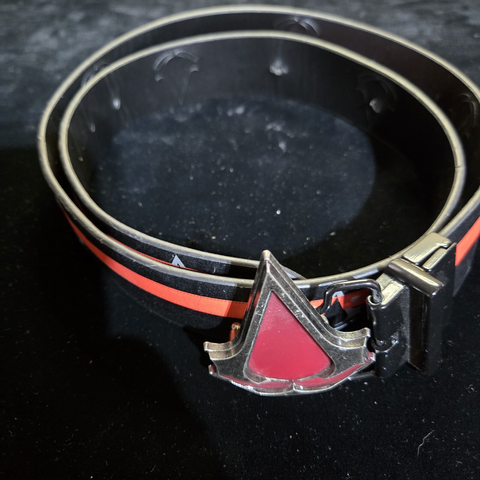 Assassin’s Creed RARE RED Silver Belt Buckle Video Game belt buckle 2018 36-40″