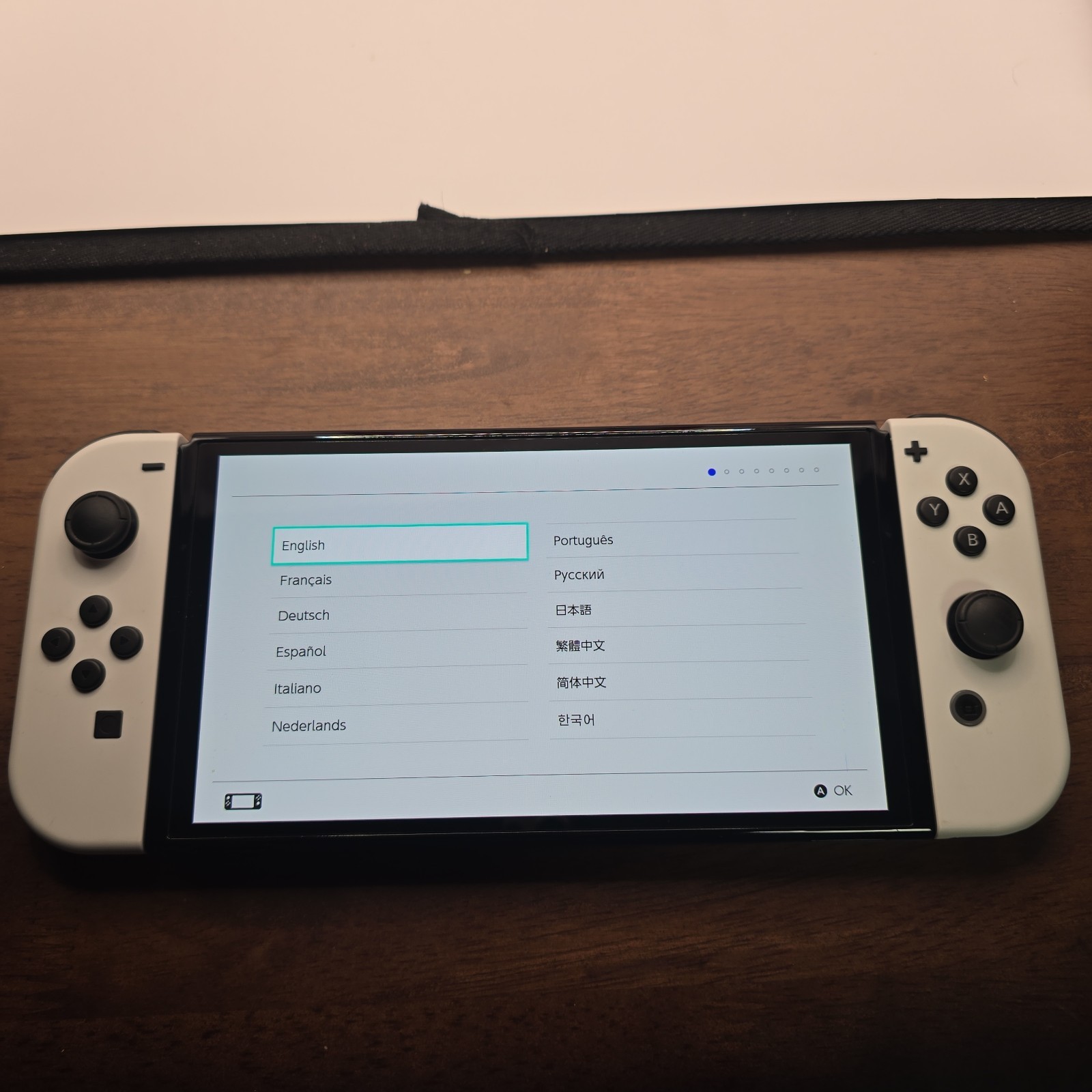 Nintendo Switch OLED – 64GB – White console & joycons With Box And 2 Games