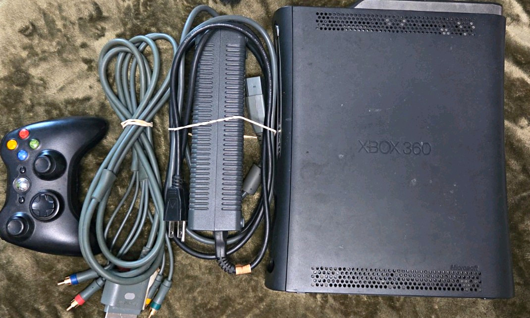 Microsoft Xbox 360 Elite Black Console 120GB w/ Accessories. Disk tray stuck