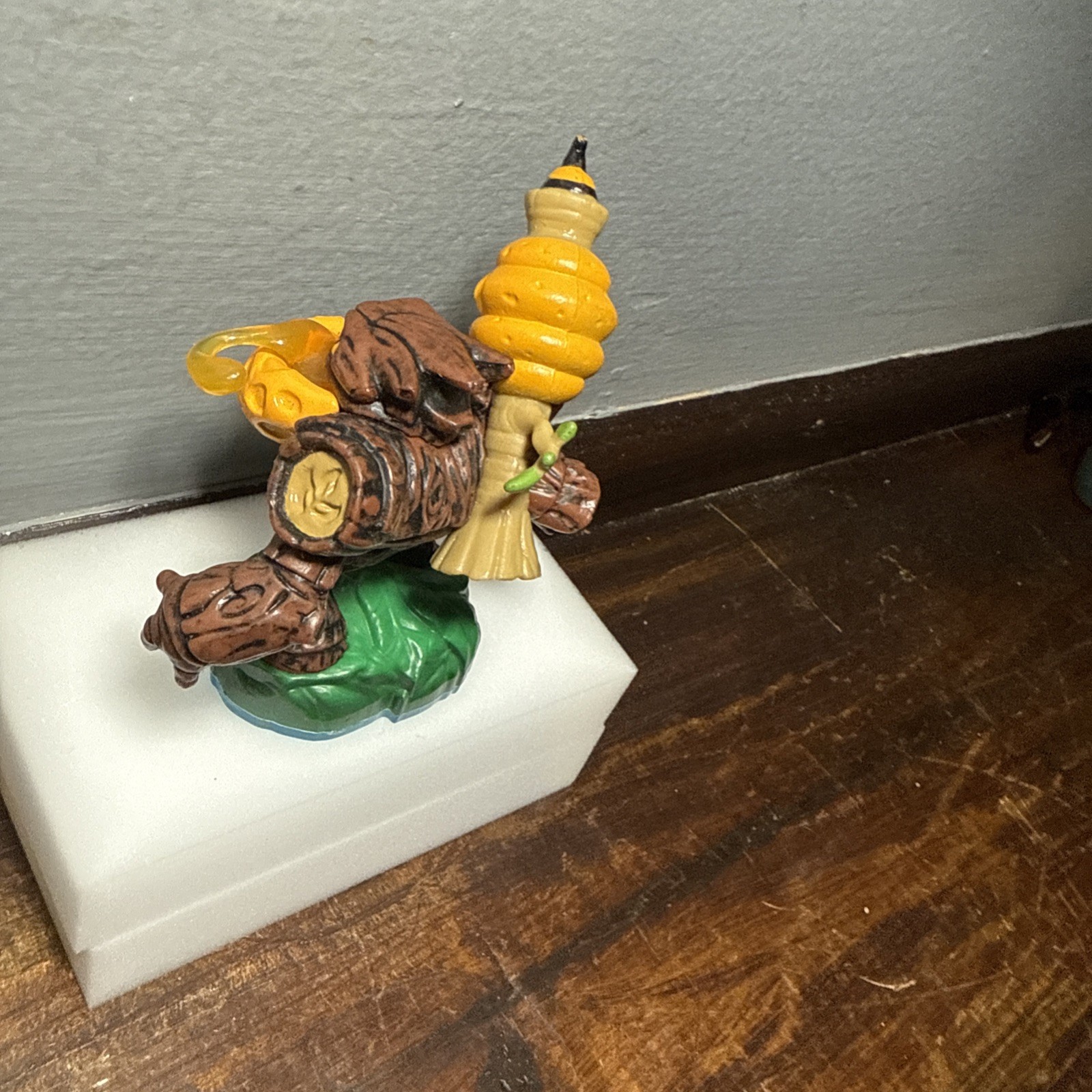 Skylanders Swap Force Lightcore Bumble Blast Figure – Activision 2013