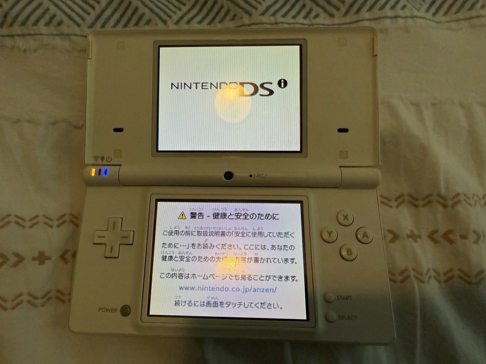 Nintendo DSi TWL-001(JPN) White Handheld System NTSC-J Touchscreen 256MB