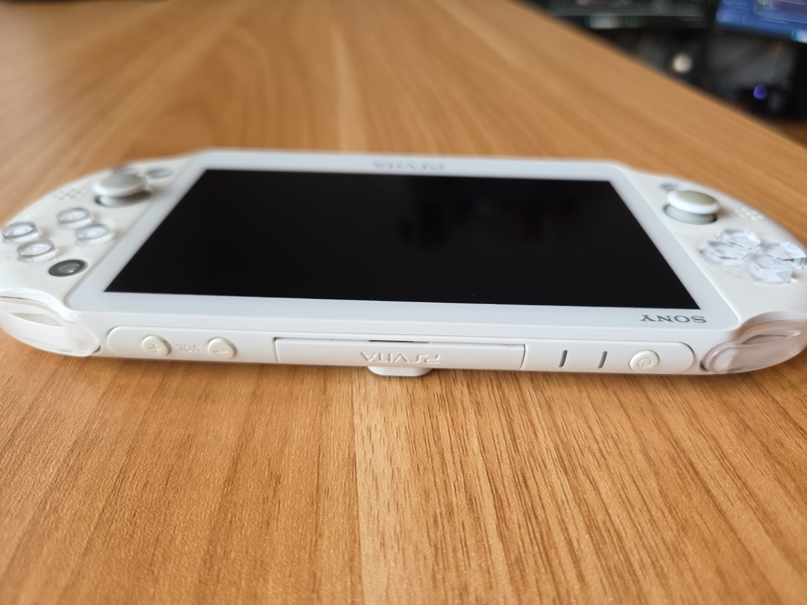 Sony Playstation PS Vita 2000 Slim PCH-2000 – Pearl White + Charger