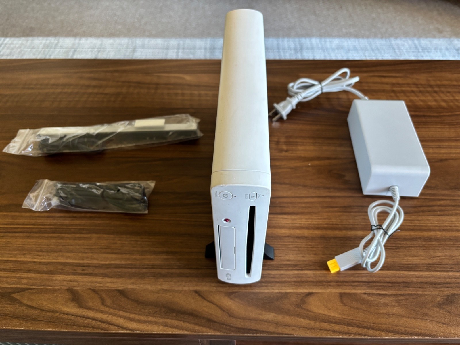 Nintendo Wii U White 8GB Console WUP-001 w/ Power Supply Stands No GamePad